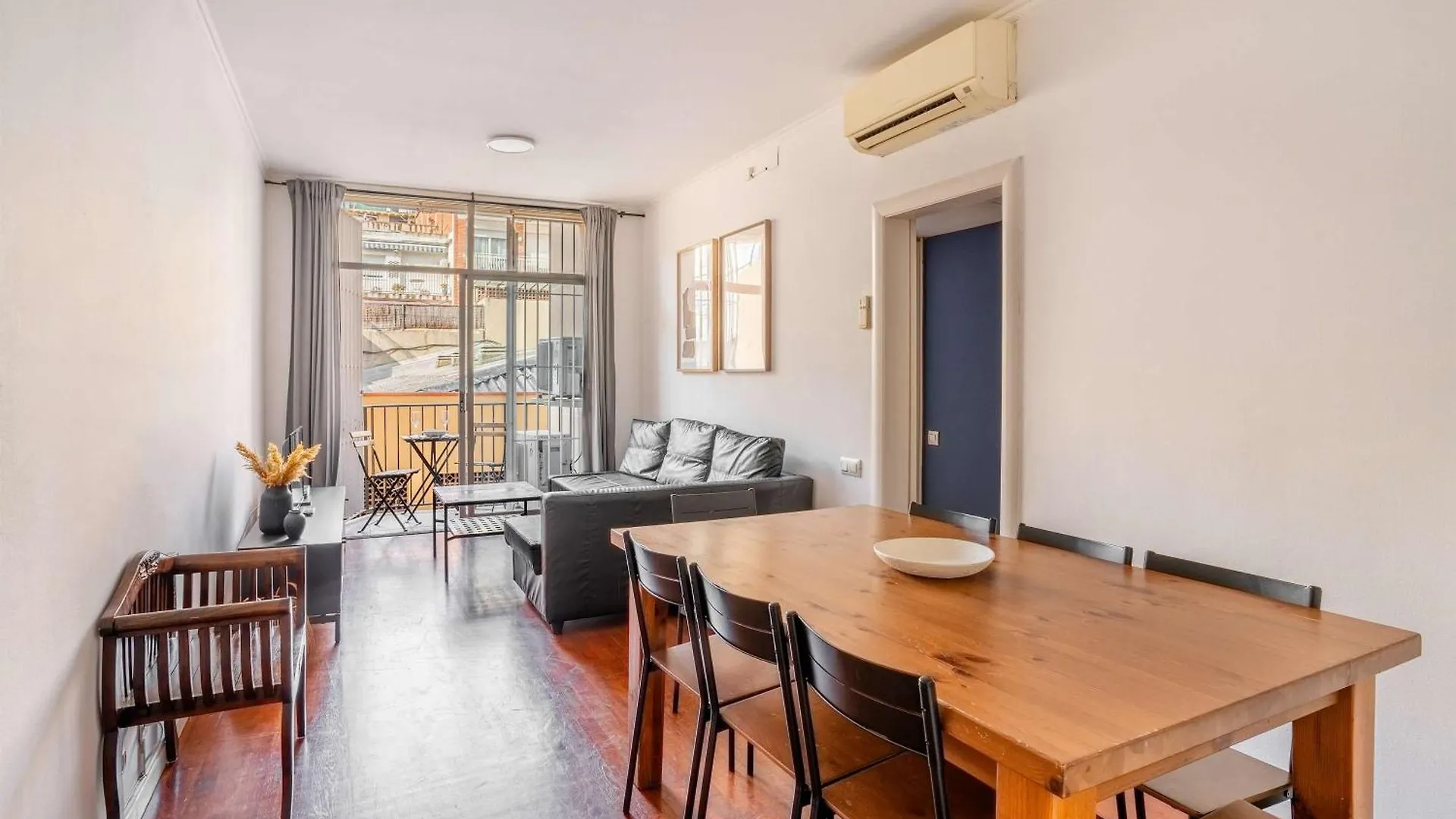 Next To Sagrada Familia 4-Bedroom Apartment contacts