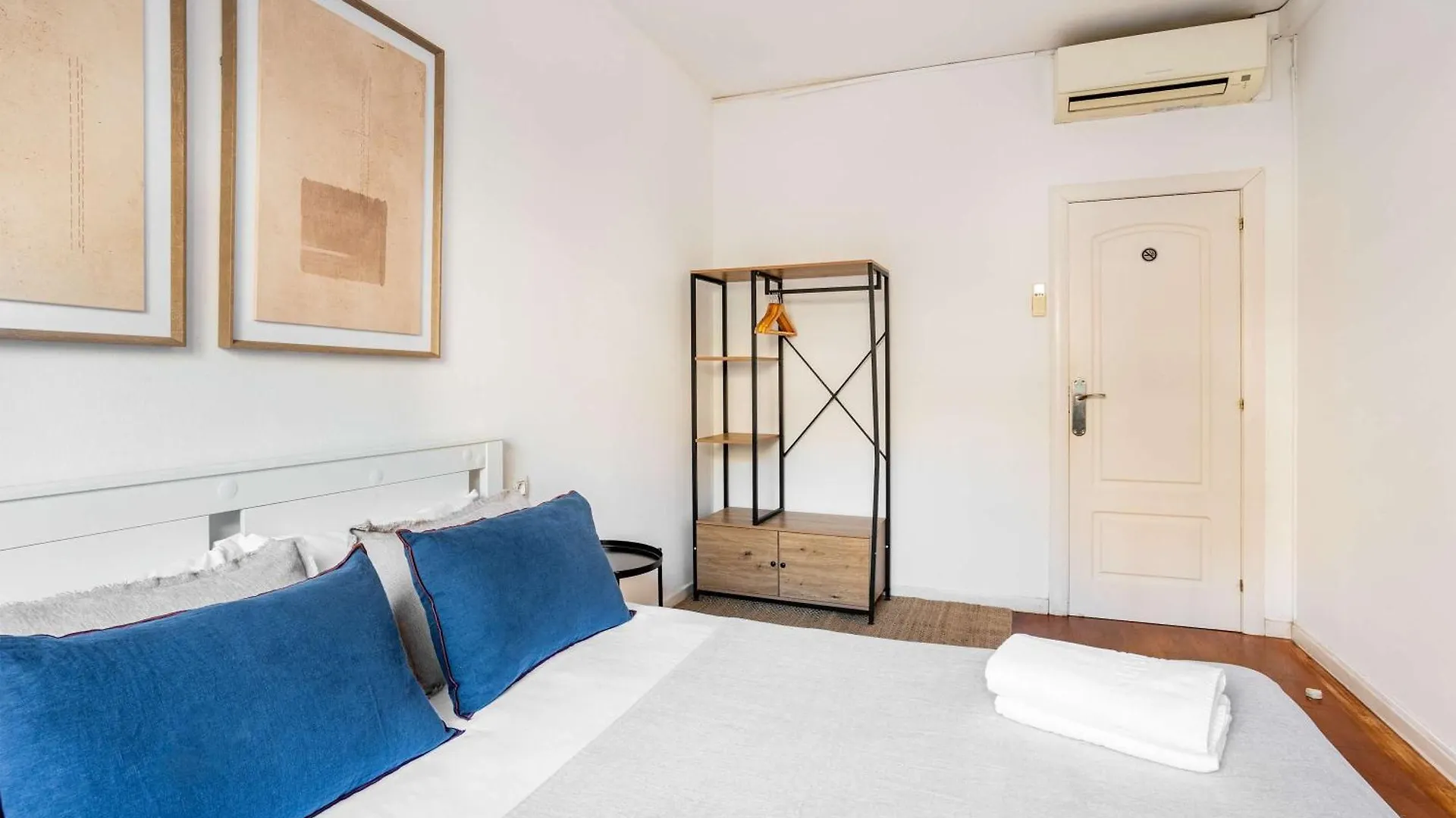 Next To Sagrada Familia 4-Bedroom Apartment 바르셀로나 0*,  스페인