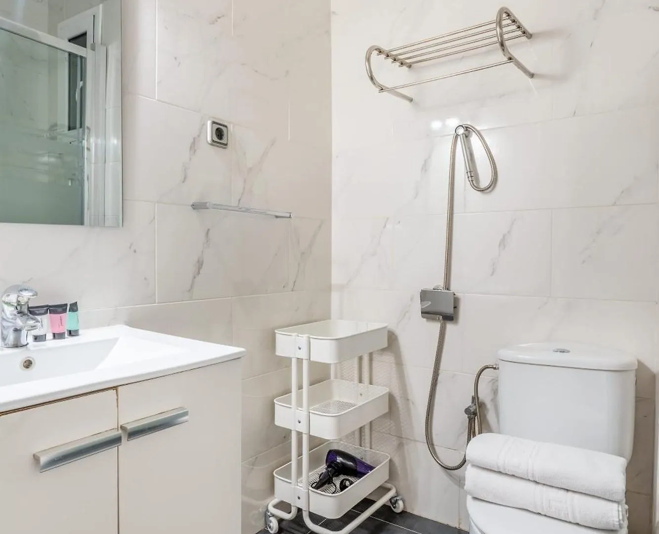 Next To Sagrada Familia 4-Bedroom Apartment برشلونة